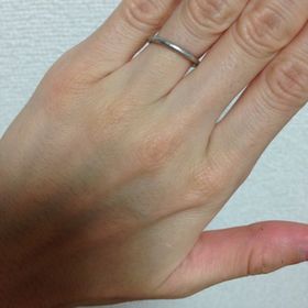 【ティファニー(Tiffany & Co.)の口コミ】 とにかくシンプルで低価格のものを探していました。
主人が営業マンという…