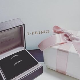 【アイプリモ(I-PRIMO)の口コミ】 結婚指輪が真ん中にダイヤがあるデザインでしたので、
結婚指輪と重ねたと…