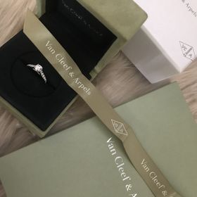 【ヴァン クリーフ＆アーペル(Van Cleef & Arpels)の口コミ】 圧倒的なダイヤの輝きと繊細なアームのメレダイヤが1番の気に入ったポイン…