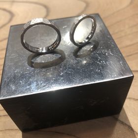 【ichi(イチ)の口コミ】 表面だけでなく、側面にも石地加工を入れて、装着時はどの角度から見ても…