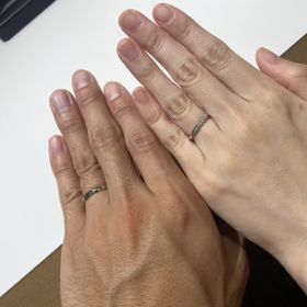 【ラザール ダイヤモンド(LAZARE DIAMOND)の口コミ】 デザインがとても可愛く、一目惚れでした。
2人ともおそろいのデザイン希…