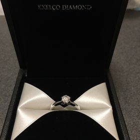 【エクセルコダイヤモンド(EXELCO DIAMOND)の口コミ】 4Cが高いものにこだわりました。台座にもダイヤモンドが施されていて通常…