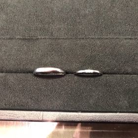 【ティファニー(Tiffany & Co.)の口コミ】 女性の指輪にキラキラとした小さなダイヤモンドが3つ着いているところが気…