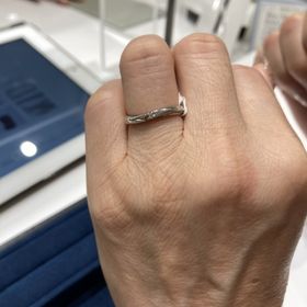 【4℃ BRIDAL(ヨンドシーブライダル)の口コミ】 プラチナ995の新作でつけ心地がよく、中心にダイヤモンドがついていて両サ…