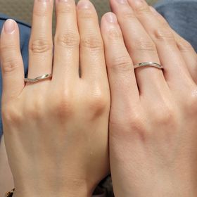 【TRECENTI(トレセンテ)の口コミ】 V字のデザインです。男性のデザインも折り返しているようなデザインで、可…