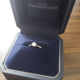 【銀座ダイヤモンドシライシの口コミ】 シンプルなストレートのデザインが良かったため。また、ホワイトリリーと…