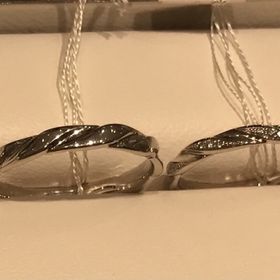 【STAR JEWELRY(スタージュエリー)の口コミ】 ストレートのカジュアルから
ウェーブやクロスなどのお洒落なデザイン、ダ…