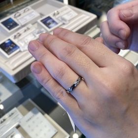 【Ptau(ピトー)の口コミ】 プラチナとゴールドだけで作り上げた 指輪です
デザインや石をカスタムオ…