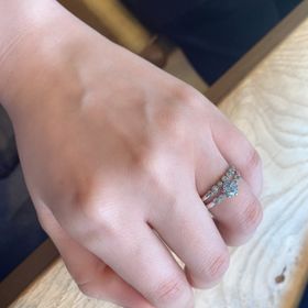 【PAVEO CHOCOLAT(パヴェオショコラ)の口コミ】 指輪のデザインが気に入りました。サイドに２粒ずつミル打ちのダイヤがつ…