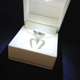 【STAR JEWELRY(スタージュエリー)の口コミ】 プラチナ素材の指輪です。中央にダイヤモンドが一つ、その両サイドに小さ…