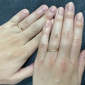 【Flowaves(フロウェーブス)の口コミ】 お互い指輪にこだわりが無く、ピンクゴールド・シンプル・飽きのこないデ…