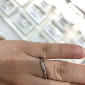 【4℃ BRIDAL(ヨンドシーブライダル)の口コミ】 フェミニンで上品な指輪が多かったです。また、指輪の太さも細すぎず太す…