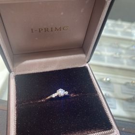 【アイプリモ(I-PRIMO)の口コミ】 女性らしいウェーブと、慎ましくもしっかりと存在感のあるダイヤモンドの…