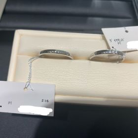 【ジュエリーツツミ(JEWELRY TSUTSUMI)の口コミ】 どちらもプラチナで、右の女性用リングは真ん中にダイヤが1つ埋め込まれて…