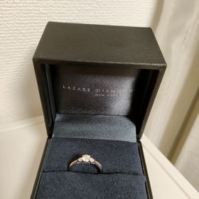 【ラザール ダイヤモンド(LAZARE DIAMOND)の口コミ】 真ん中のダイヤの左右に小さなダイヤがついていて、そのデザインが可愛か…