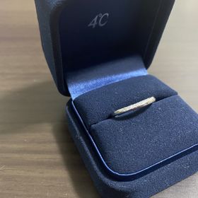 【4℃ BRIDAL(ヨンドシーブライダル)の口コミ】 指輪デザインがとても気に入りました。
ウェーブデザインが、周りにはあま…