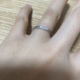 【アイプリモ(I-PRIMO)の口コミ】 指輪のデザインは斜めにラインが入っていて、ダイヤが3連になっているとこ…