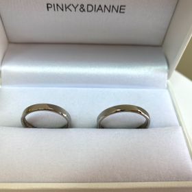 【Pinky&Dianne(ピンキー＆ダイアン)の口コミ】 27年間シンプルなプラチナの平打ち指輪をしていたので、丸いフォルムより…