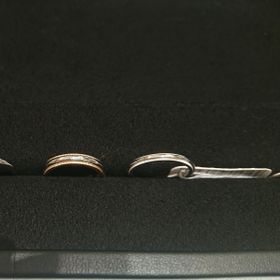 【ティファニー(Tiffany & Co.)の口コミ】 真ん中部分がプラチナ素材で、左のは上下がピンクゴールドのミル打ち、右…