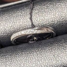 【エクセルコダイヤモンド(EXELCO DIAMOND)の口コミ】 素材はプラチナです。ストレートタイプで若干捻りがあるもので、ダイヤモ…