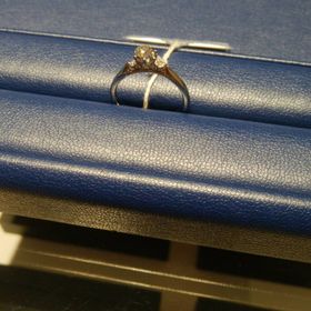 【銀座ダイヤモンドシライシの口コミ】 いろいろなデザインを提案してもらい、その中から絞り込んで決めました。…