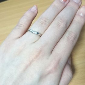 【TRECENTI(トレセンテ)の口コミ】 ∨字のラインで指が綺麗に見えるところ、婚約指輪と重ねづけができるデ…