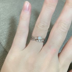 【AMOUR AMULET(アムール・アミュレット)の口コミ】 セットリングですが、両方をつけた時と単体でつけた時とで印象が変わりな…