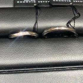 【ラザール ダイヤモンド(LAZARE DIAMOND)の口コミ】 小さなダイヤが連なって埋め込まれており、品があって綺麗なデザインがと…