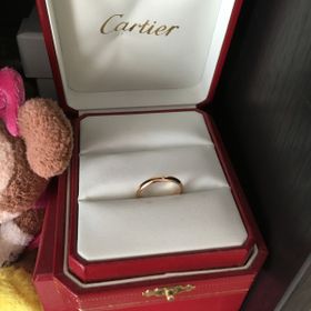 【カルティエ(Cartier)の口コミ】 結婚指輪購入の1年前に婚約指輪をプレゼントされており、目立ちすぎず、な…