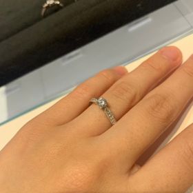 【GALA JEWELRY(ガラジュエリー)の口コミ】 センターダイヤとハーフエタニティのデザインが豪華な印象を与えます。か…