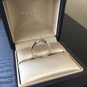 【agete(アガット)の口コミ】 上品でとてもかわいらしいデザインです。ダイヤの土台が王冠になっている…