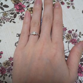 【SUEHIRO(スエヒロ)の口コミ】 真ん中にダイヤと、左右にピンクダイヤがあしらわれたデザインに一目惚れ…