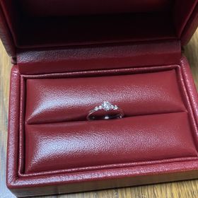 【モニッケンダム(MONNICKENDAM)の口コミ】 リング部分がかなり細いデザインになっています。
その為か着用するとダイ…