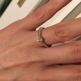 【festaria bijou SOPHIA(フェスタリア ビジュソフィア)の口コミ】 センターのダイヤモンドは星型に輝いており、サイドのアーム部分にはダイ…