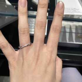 【銀座ダイヤモンドシライシの口コミ】 V字かウェーブが良かったのですが、こちらの指輪はどちらにも見えるので、…