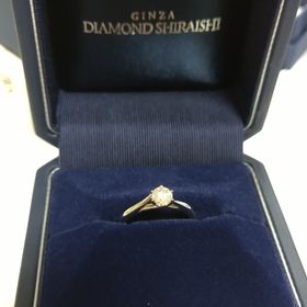 【銀座ダイヤモンドシライシの口コミ】 石にこだわったぶん、台座は一粒のシンプルなものにしました。ウェーブが…
