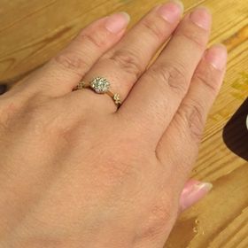 【AbHeri(アベリ)の口コミ】 まるで指先に花が咲いたみたいだなぁと一目惚れしました。エンゲージリン…