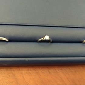 【銀座ダイヤモンドシライシの口コミ】 婚約指輪がウェーブのデザインだったので、重ね付けが違和感のないものを…