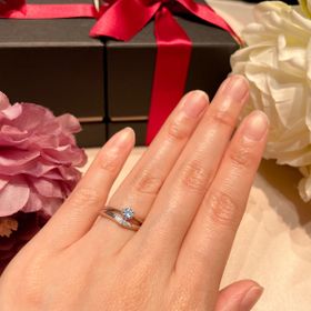 【ラザール ダイヤモンド(LAZARE DIAMOND)の口コミ】 婚約指輪と重ね着けしたイメージと毎日つけられるデザインかどうかを考え…