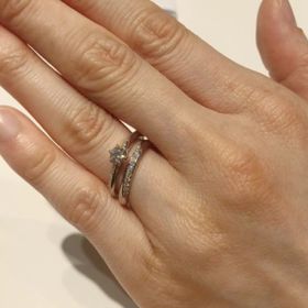 【ラザール ダイヤモンド(LAZARE DIAMOND)の口コミ】 エンゲージリングはストレートタイプでアームの半分にダイヤが埋め込まれ…