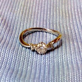 【Mr.MONDIAM & Ms.APHRODITE(ミスターモンディアムアンドミスアフロディーテ)の口コミ】 ダイヤの品質と、指を綺麗に見せてくれるデザインです。天然ホワイトメレ…