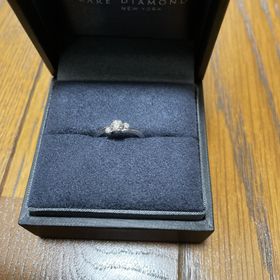 【ラザール ダイヤモンド(LAZARE DIAMOND)の口コミ】 指輪が彼女の指にとても馴染み、ダイヤモンドがキラキラ輝いていて、ほか…