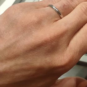 【アイプリモ(I-PRIMO)の口コミ】 一見シンプルな細身のストレートリングながら、2本のラインを斜めに引いた…