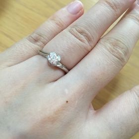 【銀座ダイヤモンドシライシの口コミ】 私はデザイン重視で決めました。指輪を上からみると、お花の形になってい…