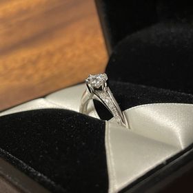 【エクセルコダイヤモンド(EXELCO DIAMOND)の口コミ】 メレダイヤのラインから受けるダイヤモンドの煌めきがとてもきれいだった…