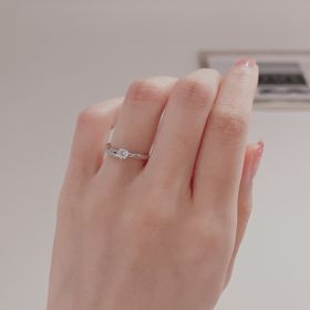 【アイプリモ(I-PRIMO)の口コミ】 アイプリモさんのプラウの婚約指輪です♡
でっぱりが少ないデザインで引っ…