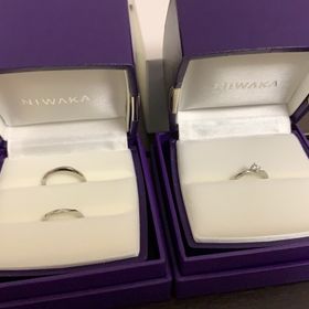 【俄(にわか)の口コミ】 婚約指輪と結婚指輪が馴染む形を探しており、こちらの指輪が一番装着時し…