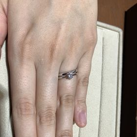 【TRECENTI(トレセンテ)の口コミ】 婚約指輪はストレートタイプの外枠に合わせて、ダイヤモンド一石が取り付…