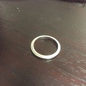 【ティファニー(Tiffany & Co.)の口コミ】 私服にも仕事の時のスーツにも合うシルバーのシンプルなものを探していま…