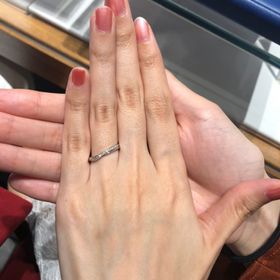 【銀座ダイヤモンドシライシの口コミ】 ウェーブのデザインですが、センターを少しずらすと緩やかなブイのデザイ…